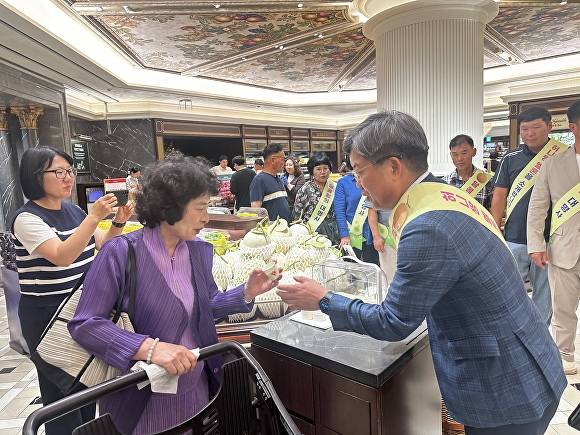 ‘허니짱 멜론’ 특별 판촉 행사 모습. [사진=진천군]