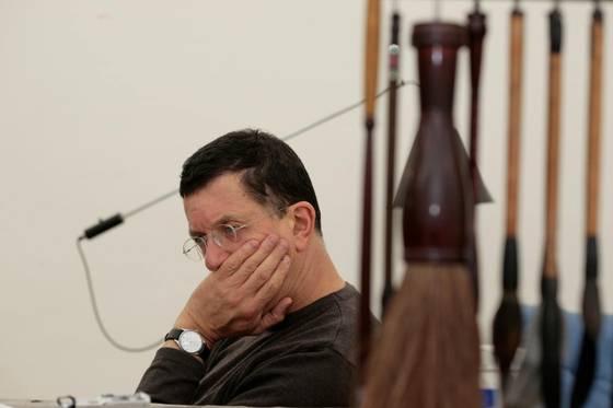 안토니 곰리와의 인터뷰 장면, 2008년, 곰리의 런던 스튜디오. [사진 전영백]