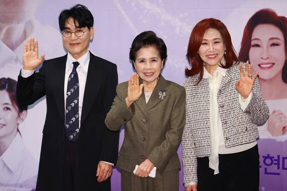 가수 이미자는 후배가수 조항조와 주현미에게 ″전통가요를 잘 이어달라″고 당부했다. [연합뉴스]