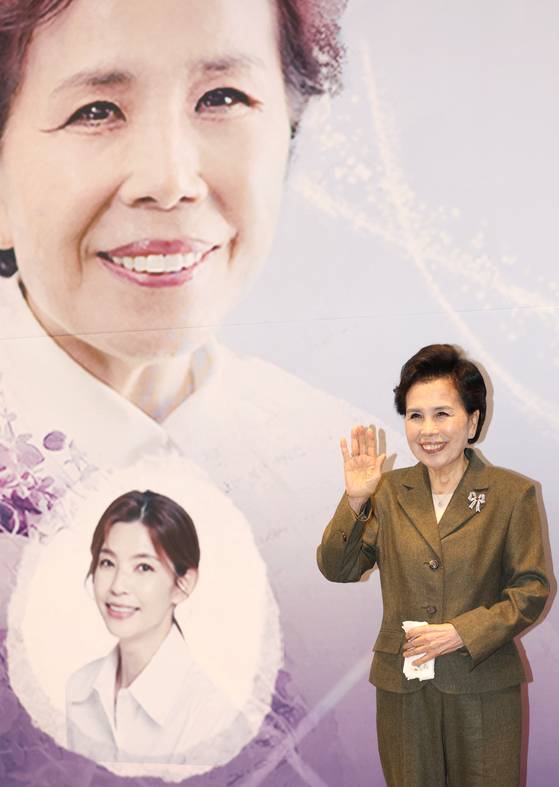 가수 이미자가 지난 3월 5일 열린 ‘이미자 전통가요 헌정 공연-맥(脈)을 이음’ 기자간담회에서 ″마지막을 이야기할 수 있어 기쁘다″고 말했다. [뉴스1]