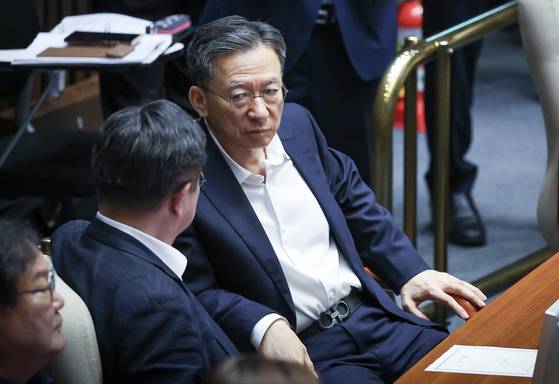 정성호 법무부 장관 후보자(오른쪽)와 윤호중 행정안전부 장관 후보자가 3일 오후 국회에서 열린 본회의에서 대화하고 있다. 임현동 기자