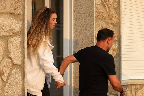 디오고 조타의 아내 루테 카르도소가 3일(현지시간) 남편의 시신이 안치된 영안실을 떠나고 있다. 로이터=연합뉴스