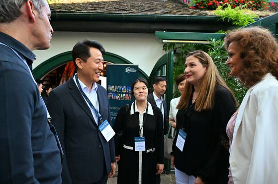 오세훈 서울시장이 2일 세계도시정상회의 웰컴리셉션에서 참가자와 대화하고 있다. [사진 서울시]
