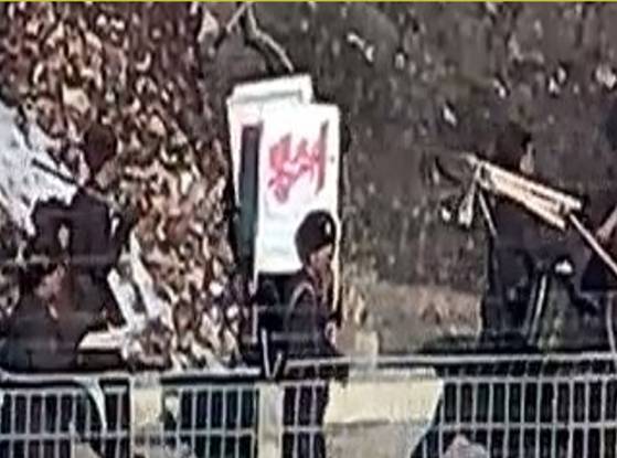 북한군이 서부전선 GP 일대에서 남북 단절 조치 공사를 진행하는 모습. 북한군이 작업도구와 '봉쇄'라는 글자가 적힌 간판을 들고 이동하고 있다. 합동참모본부