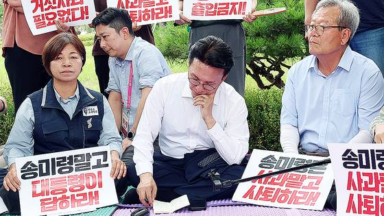 김민석 국무총리가 취임 후 첫 일정으로 4일 오전 서울 용산구 대통령실 앞에서 송미령 농림축산식품부 장관 유임 결정 철회를 촉구하며 항의 농성 중인 농민단체와 면담을 하고 있다. 뉴스1