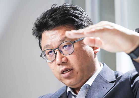 지난달 25일 반도체 전문가인 권석준 성균관대 교수를 만났다. 그는 AI 시대 한국이 처한 위기와 여전한 가능성, 그리고 다양한 제안을 1시간 30분 동안 열정적으로 쏟아냈다. 김경록 기자