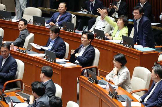 4일 국회에서 열린 예산결산특별위원회 전체회의에서 국민의힘 박형수 간사(오른쪽)와 의원들이 한병도 예결위원장에게 항의하고 있다. 임현동 기자