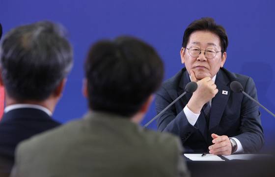 이재명 대통령이 4일 대전 유성구 대전컨벤션센터에서 열린 국민소통 행보, 충청의 마음을 듣다 '충청의 꿈 다시 키우다'에서 참석자들의 의견을 청취하고 있다. 대통령실사진기자단