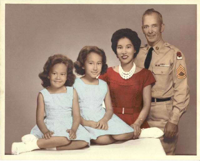 ▲ 낸시 고넨 씨 가족사진. 왼쪽부터 고넨 씨, 언니인 루이스 씨와 부모인 이월순·얼 루이스 소런슨 씨.  연합뉴스