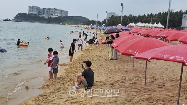 ▲ 속초해수욕장이 개장한 4일  한산한 모습을 보이고 있다