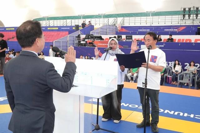 ▲ ‘2025 춘천국제태권도대회 자원봉사자 발대식’이 4일 춘천 송암스포츠타운 에어돔에서 열려 자원봉사자들이 선서를 하고 있다.