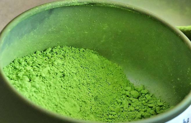 차광 재배한 찻잎을 곱게 갈아 분말 형태로 만든 말차. / 사진=AFP