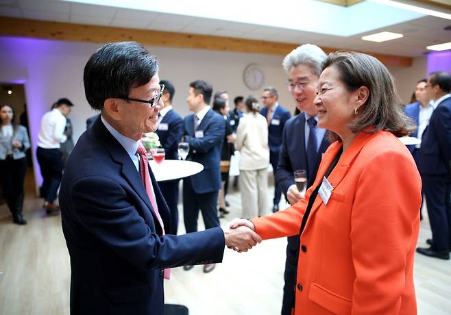한국무역협회가 6월 10일 벨기에 브뤼셀에서 개최한 '한-EU 네트워킹데이'에서 윤진식 한국무역협회 회장(왼쪽)이 제시카 폴피아드 유럽의회 의원과 인사를 나누고 있다. 사진=한국무역협회