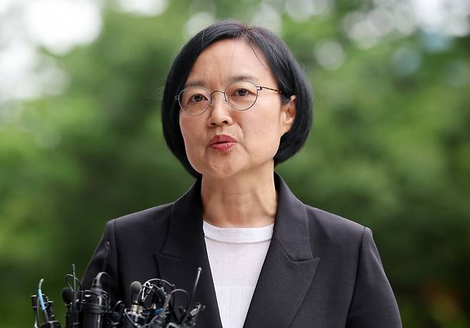 한성숙 중소벤처기업부 장관 후보자가 지난달 24일 오후 서울 영등포구 중소기업기술정보진흥원 수도권평가실 내 인사청문회 준비 사무실로 출근하며 취재진 질문에 답하고 있다. 사진=뉴스1