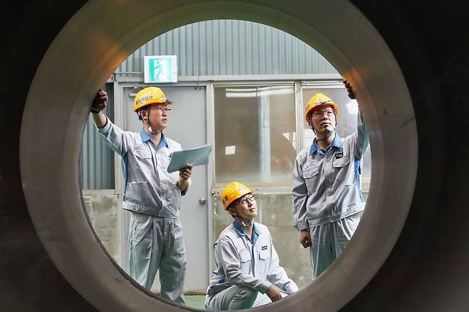 세아베스틸 직원들이 제작 공정이 완료된 캐스크 제품을 살펴보고 있다. 세아베스틸 제공