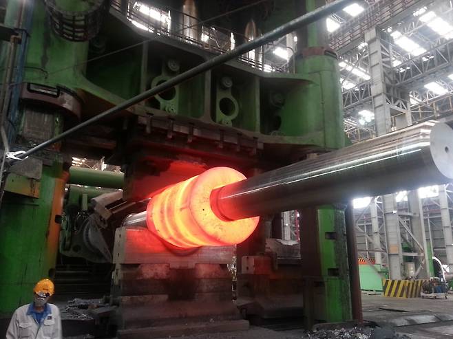 세아베스틸이 1만3000t 규모의 대형단조기로 KM-18용 캐스크 바디쉘 단조품을 만들고 있다. 세아베스틸 제공