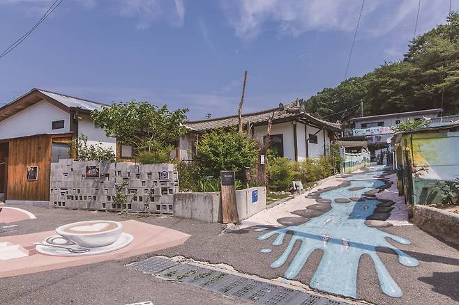 골목골목 벽화가 그려진 예끼마을