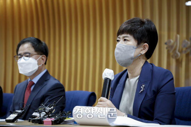 공군 성폭력 피해자 고 이예람 중사 사망 사건을 100일간 수사한 안미영 특별검사(오른쪽) 등 관계자들이 2022녀 9월13일 서울 서초구 서울지방변호사회관에서 수사 결과 발표를 마치고 취재진 질문에 답하고 있다. 문재원 기자