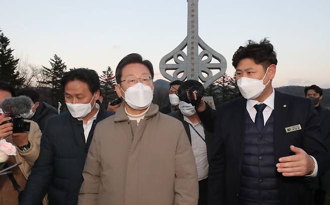Lee Jae Myung, then presidential candidate of the Democratic Party, visits the commemorative tower at Chupungnyeong Rest Area in Gimcheon, North Gyeongsang, on December 12, 2021. The rest area, the first of its kind in Korea, is located at the midpoint of the Gyeongbu Expressway between Seoul and Busan. The tower symbolizes the construction of the expressway, a project widely credited as a key achievement of the Park Chung Hee administration. [YONHAP]