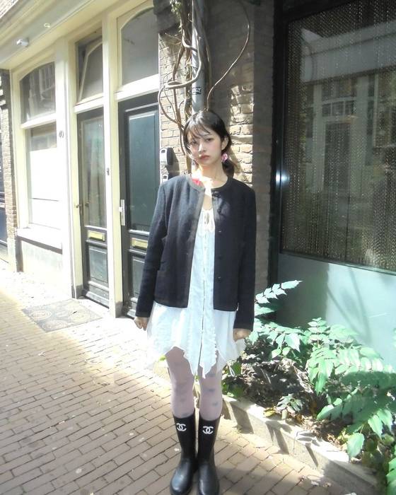 K-pop girl group IVE member Rei wearing Chanel rain boots [SCREEN CAPTURE]