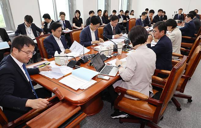 Han Byung-do, a Democratic Party lawmaker and chair of the Budget Adjustment Subcommittee under the National Assembly’s Special Committee on Budget and Accounts, strikes the gavel during a meeting of the subcommittee at the National Assembly on July 2, where the second supplementary budget proposal for 2025 was reviewed. [YONHAP]