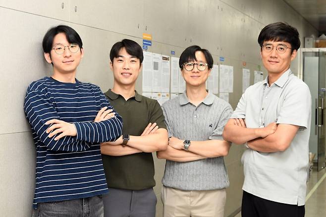 (왼쪽부터)온윤권 학생연구원, 김대희 선임연구원, 장윤수 선임연구원, 엄성훈 선임기술원. KRISS