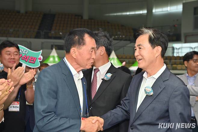 김태흠 충남지사가 4일 태안군 종합실내체육관에서 열린 ‘2025년 충청남도 주민자치 한마당’ 행사에서 참석 주민과 반갑게 인사를 나누고 있다.