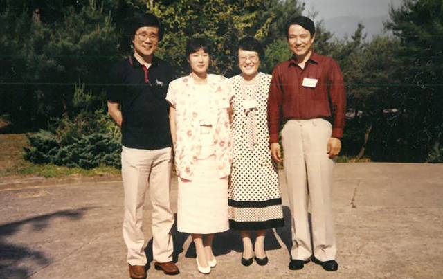 김향숙 대표 부부가 1989년 김인수 김수지 박사가 부산에서 개최한 부부 세미나에 참가해 기념 촬영을 하고 있다. 왼쪽부터 송길원 대표, 김 대표, 김 박사 부부. 김 대표 제공