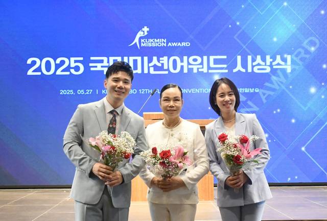 구순연(가운데) 집사가 최근 서울 여의도 국민일보빌딩에서 진행된 국민미션어워드 시상식에서 찬양 간증 사역으로 수상한 ‘힐링남녀’와 함께 기념 촬영을 하고 있다. 국민일보DB