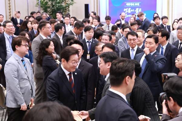 ▲2025년 7월3일 이재명 대통령이 청와대 영빈관에서 열린 '대통령의 30일, 언론이 묻고 국민에게 답하다' 기자회견을 마친 뒤 취재진과 인사하고 있다. ⓒ연합뉴스