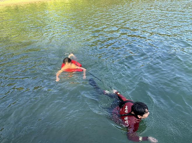 해경에 구조되는 A군. [사진 출처 = 통영해양경찰서]