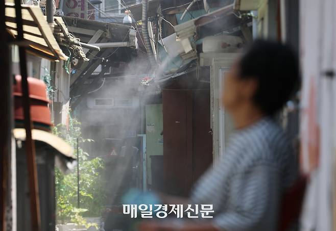 서울 영등포구에 있는 쪽방촌에 거주하는 폭염에 지친 한 어르신이 야외에 나와 더위를 식히고 있다. [이충우 기자]