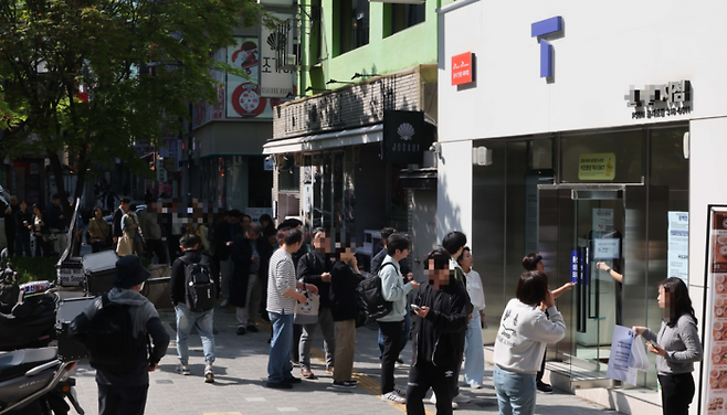 SK텔레콤 가입자들이 지난달 서울시내 한 T월드에서 유심을 교체하기 위해 대기하고 있다. [한주형 기자]