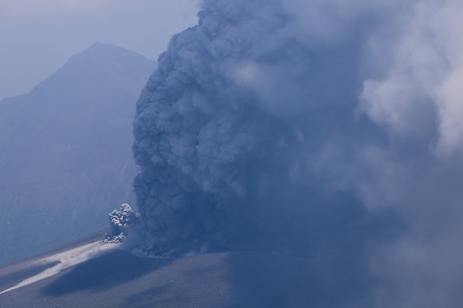 폭발하는 신모에다케. [사진 = X]