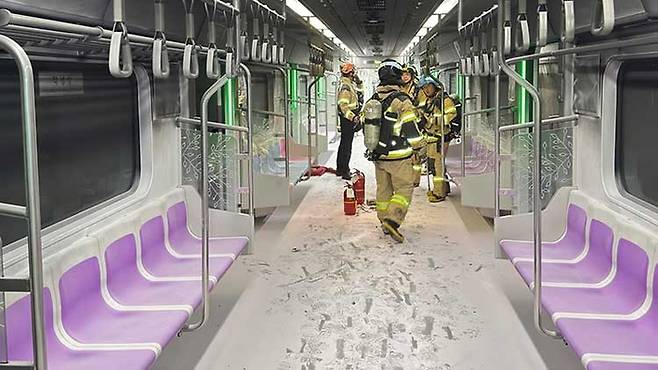 지난달 31일 서울지하철 5호선 열차 안에서 방화로 인해 승객들이 지하 터널을 통해 대피하는 사건이 발생했다. 사진은 서울지하철 5호선 객차 내부의 모습. [사진출처 = 연합뉴스]