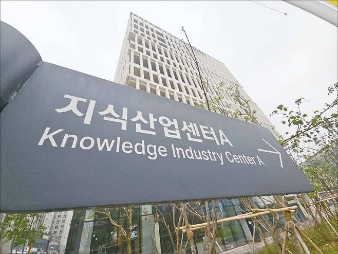 지식산업센터 수요가 줄며 올 1분기 3.3㎡당 평균 가격(1468만원)은 지난해 동기 대비 12.2% 떨어졌다. 사진은 마포의 한 지식산업센터. (윤관식 기자)