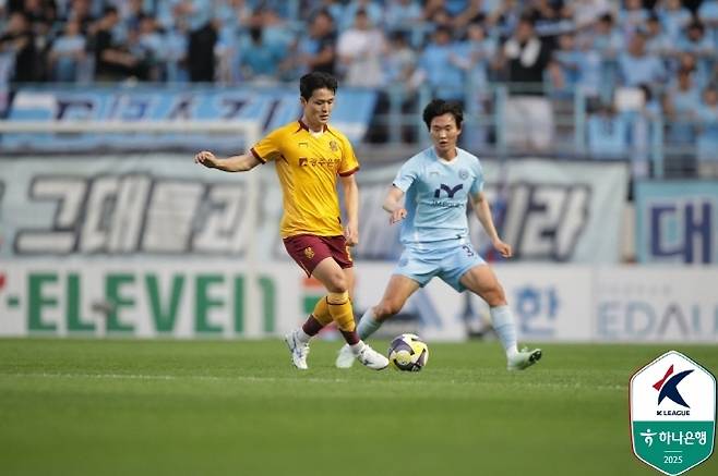 Ju Sejong (left). Photo = Korea Professional Football Federation