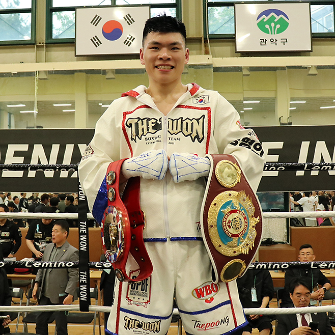 윤덕노가 2025년 4월 서울특별시 관악구민종합체육센터에서 동양태평양복싱연맹 및 세계복싱기구 아시아태평양 슈퍼미들급 통합 챔피언 등극 기념 촬영을 하고 있다. 사진=KBM 사단법인 한국복싱커미션