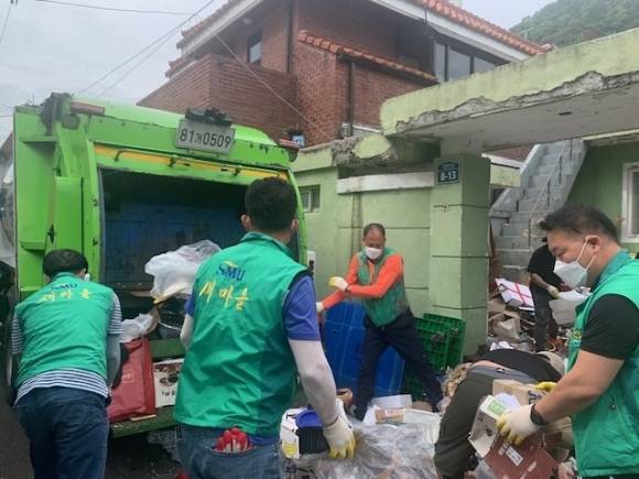 대구 수성구과 수성구새마을협의회가 함께 저장강박증을 앓는 가족이 거주하는 집을 찾아 대규모 환경 개선 작업을 실시했다. /사진=뉴스1(대구 수성구 제공)