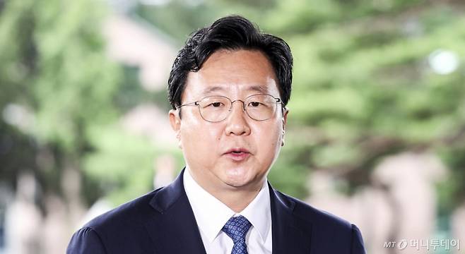 [서울=뉴시스] 김진아 기자 = 정진우 신임 서울중앙지검장이 4일 오전 서울 서초구 서울중앙지방검찰청으로 출근하며 소회를 밝히고 있다. 2025.07.04. bluesoda@newsis.com /사진=김진아