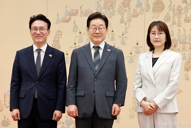 [서울=뉴시스] 고범준 기자 = 이재명 대통령이 4일 서울 용산 대통령실 청사에서 열린 임명장 수여식에서 김민석 신임 국무총리에게 임명장을 수여한 뒤 기념촬영 하고 있다. 오른쪽은 김 총리 배우자. 2025.07.04. bjko@newsis.com /사진=고범준