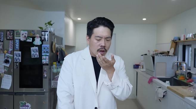 러브버그를 먹은 후 구역질을 하고 있는 모습. /사진=유튜브 채널 헌터퐝 갈무리