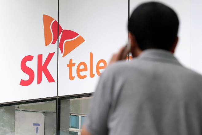 합동조사단은 해킹 공격을 받은 총 28대 서버에 대한 포렌식 분석했고 그 결과 SK텔레콤은 ▲계정정보 관리 부실 ▲과거 침해사고 대응 미흡 ▲중요 정보의 암호화 조치 부족 등 정보보호 시스템 전반에서 다수의 허점을 드러냈다고 했다. 사진은 SK텔레콤 유심 해킹 사태 관련 민관합동조사단이 조사 결과를 발표한 4일 서울 종로구 SK텔레콤 대리점 모습. /사진=뉴시스
