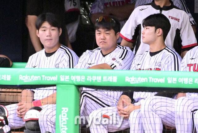 2025년 6월 12일 오후 서울 잠실구장에서 '2025 신한 SOL뱅크 KBO 리그' SSG 랜더스와 LG 트윈스의 경기가 열렸다.LG 장현식이 더그아웃에 앉아 대기하고 있다./마이데일리