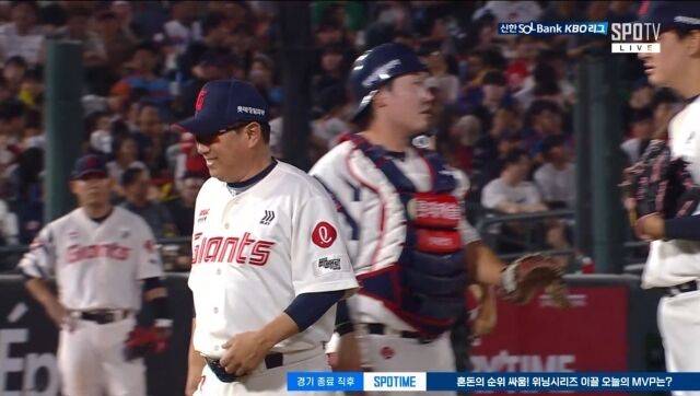 김원중과 대화를 마치고 더그아웃으로 돌아가는 과정에서 활짝 웃고 있는 김태형 감독./SPOTV 중계화면 캡처