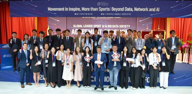 '2025 SPORTS DNA+ INTERNATIONAL FORUM' 참가자들이 파이팅을 외치고 있다. /경희대학교 체육대학원 스포츠 DNA+ 학과 제공