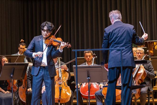 바이올리니스트 양인모와 스위스 로망드 오케스트라 [롯데콘서트홀 제공]