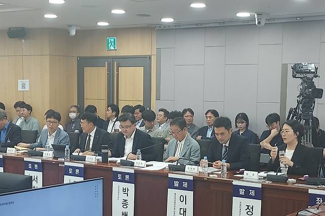 4일 서울 여의도 국회의원회관에서 열린 ‘제2회 국회미래산업포럼’에 정훈(오른쪽부터) 국회미래연구원 미래산업팀장, 이대연 에너지경제연구원 전력정책연구실장, 박종배 건국대 교수, 조영준 대한상의 지속가능경영원장 등이 참석했다. 한영대 기자