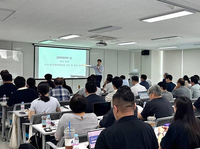 대한해운과 KLCSM이 지난달 27일 부산 중구 KLCSM 본사에서 2025년도 상반기 협력사 안전보건교육을 실시했다. 산재 예방을 위해 진행된 이날 교육에는 전국 57개 협력사에서 80여명이 참석했다. [SM그룹 제공]