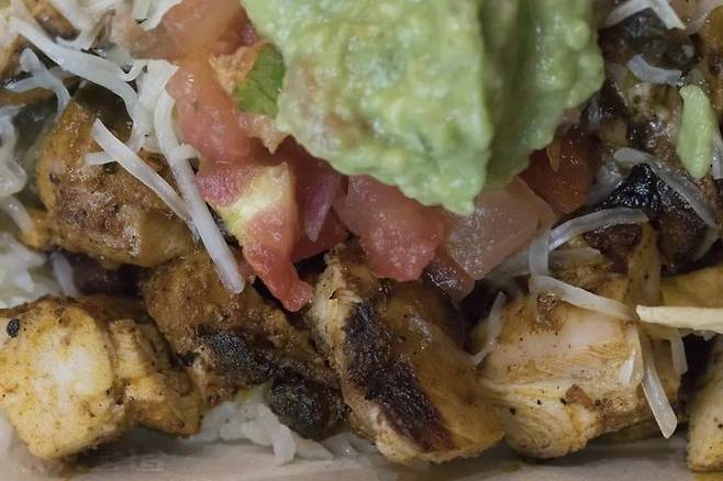 [뉴시스]미국 위스콘신 주의 길거리에서 한 여성이 경찰에게 부리토 그릇을 던졌다가 체포됐다. (사진=야후) 2025.7.3 *재판매 및 DB 금지